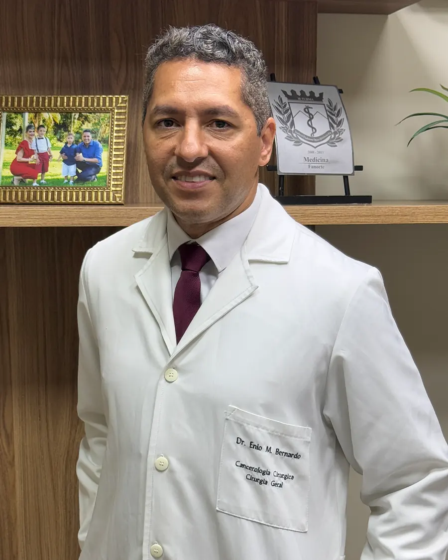 Dr. Enio Moreira Bernardo em atendimento no Instituto Inteiro